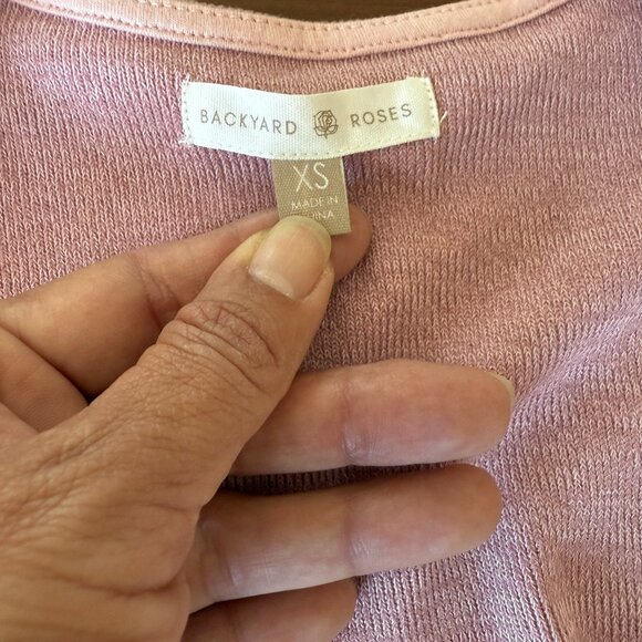 NWT Backyard Roses Mauve Cropped Sweater V-Neck Button Front Size XS - Picture 6 of 9